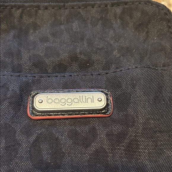 Baggallini Stylish Black Crossbody Bag - Picture 2 of 11